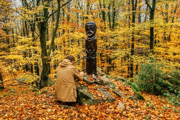 Man Praying Wooden Statue Travel Lifestyle Spiritual Relaxation Emotional Meditating — Stock Photo, Image