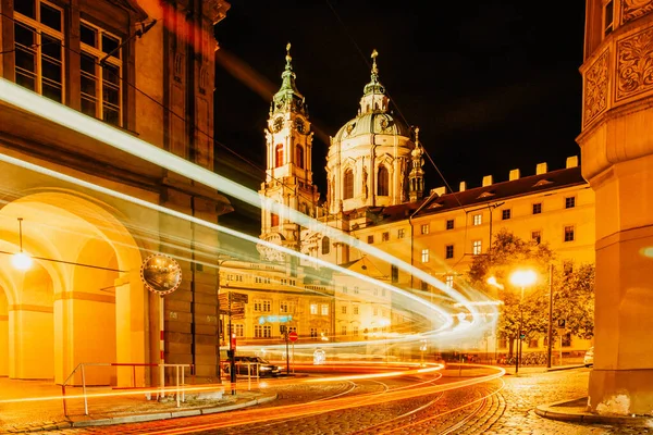 Éjszakai Kilátás Szent Miklós Templomra Prága Cseh Köztársaság Hosszú Expozíciós — Stock Fotó