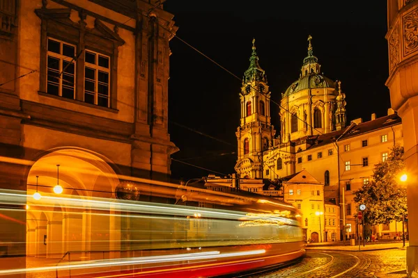 Nachtansicht Der Beleuchteten Nikolaikirche Malostranske Namesti Prag Tschechische Republik Prager — Stockfoto