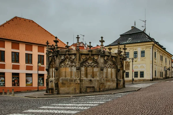 Fontaine en pierre dans le centre historique de la ville avec rue pavée, façades colorées, Kutna Hora, République tchèque.Site du patrimoine mondial de l'UNESCO. Destination touristique populaire tchèque.Paysage urbain européen — Photo