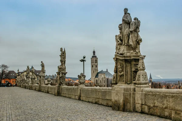 Szobrok a jezsuita főiskola előtt, Szent Jakab templom a háttérben, Kutna Hora, Cseh Köztársaság. Utazási és építészeti hátter.UNESCO világörökségi helyszín.Cseh népszerű turisztikai attrakció — Stock Fotó