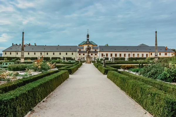 Szpital Ogród Kuks Czechach Wschodnich Kościołem Świętej Trójcy Perła Baroku — Zdjęcie stockowe
