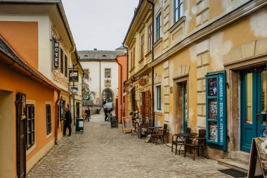 Kutna Hora, Çek Cumhuriyeti, 19 Aralık 2020. Renkli konutlarla sokakta yürüyen turistler. UNESCO dünya mirası sahası. Çek popüler turizm beldesi. Avrupa 'nın Kışın Şehir Konsepti.