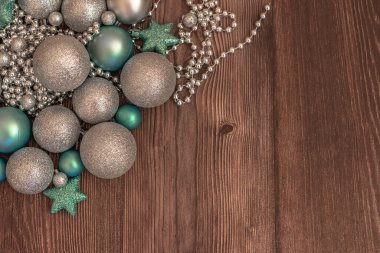 Kutlama hediye çeki geçmişi. Kahverengi ahşap arka planda noel kompozisyonu. Mesajın için fotokopi alanı var. Parlak mücevherler. Şenlikli Xmas süsü. Noel kartı, düz döşeme, üst manzara.