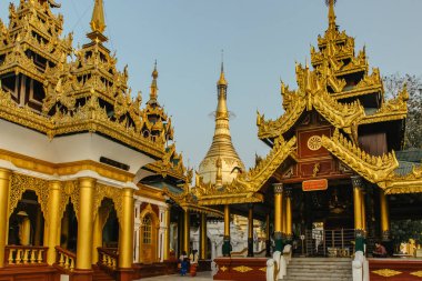 Yangon, Myanmar - Ocak 2020. Altın Dagon Pagoda olarak bilinen Shwedagon Pagoda, Myanmar 'daki en kutsal Budist pagodadır. Altın levhalarla kaplıdır, 5.448 elmas ve 2.317 yakutla kaplıdır.