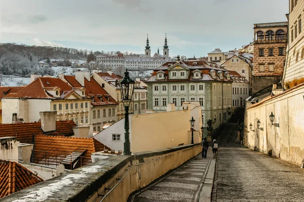 Turisté Procházky Prázdné Ulici Praha Česká Republika Zimní Panoramata Snowy — Stock fotografie
