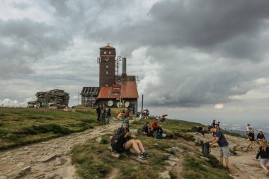 Snezne jamy, Çek Cumhuriyeti-25 Temmuz 2020. Krkonose, Dev Dağlar 'daki Polonya-Çek sınırında uzaktan kumandalı bir bina. İnsanlar yürüyüş yaptıktan ve manzaranın keyfini çıkardıktan sonra dinleniyorlar. Hafta sonu kaçamağı aktif yaşam tarzı.