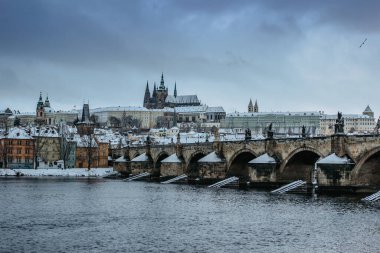 Kışın Prag Panorama, Çek Cumhuriyeti 'nin kartpostallı görüntüsü. Avrupa şehir manzarası. Ünlü Prag Şatosu, Charles Köprüsü, Vltava nehri dondurucu günde. Popüler turizm beldesi. Avrupa Seyahat konsepti.