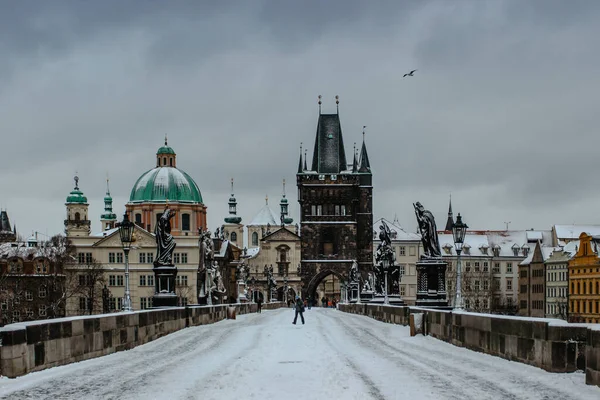 Zimní Pohled Karlův Most Staroměstská Věž Pokrytá Sněhem Praha Česká — Stock fotografie