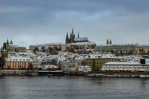Scénický Pohled Pražský Hrad Katedrálu Víta Pokrytou Sněhem Řeku Vltavou — Stock fotografie