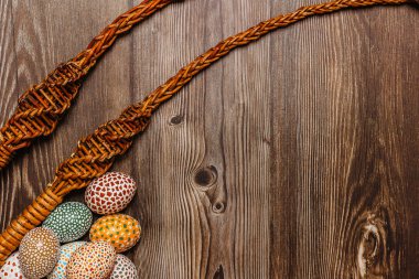 Renkli Paskalya Yumurtası bayrağı. Fotokopi alanının üstünde. Mutlu Paskalya dekorasyonu arka planı, renkli el boyalı yumurtalar. Doğu Avrupa ülkeleri için bayram geleneği.