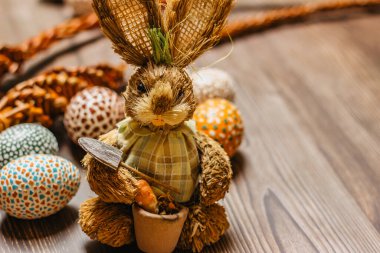 Mutlu Paskalya kartları. Renkli boyanmış Paskalya yumurtaları ve tavşancık. Ahşap masa üzerinde el yapımı Paskalya yumurtaları. Dekorasyon arka planı. Doğu Avrupa ülkeleri için şenlik geleneği.