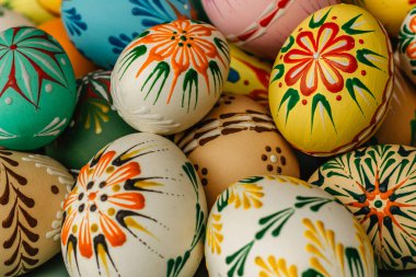 Mutlu Paskalyalar. Renkli boyanmış Paskalya yumurtaları. El yapımı Paskalya zanaatı. Dekorasyon arka planı. DIY Geleneksel Şenlik Sembolleri. Tatil. Hâlâ hayat fotoğrafı seçici odaklanma.