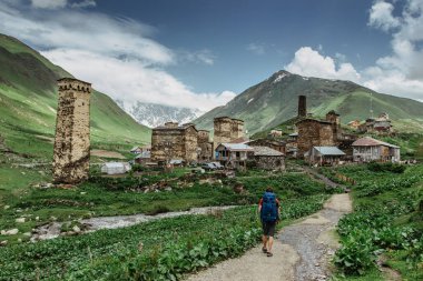 Ushguli, UNESCO sitesi, Georgia. gezgin Büyük Kafkaslar 'ı keşfediyor. Taştan evler, köy hayatı, vahşi doğa. Popüler seyahat yeri. Gezgin adam.
