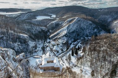 Svaty Jan kapsülü Skalou 'nun kış manzarası. Çek Cumhuriyeti' nin Merkez Bohemya kentindeki küçük bir köy. Manastır Prag 'ın dışındaki uçurumların ve kayaların altında nefes kesici kırsal alanlarda gizlidir..