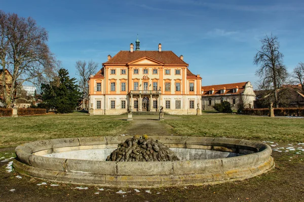 近くの公園にはバルコニー 赤いファサード 空の噴水があるロマンチックな建物 ルネサンス様式の城として16世紀に再建 — ストック写真