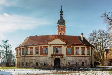 Libechov, Çek Cumhuriyeti 'nin orta kesimindeki terk edilmiş eski barok şatosu. Balkon, kırmızı cephe ve parkla romantik bir bina. 16. yüzyılda geniş su hendekleriyle çevrili Rönesans şatosu olarak yeniden inşa edilmiş.