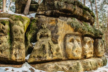 Harfenice Doğal oluşumları, kumtaşlarına oyulmuş büyük kum taşı bloklarıdır. Çek Cumhuriyeti 'nin Zelizy köyü yakınlarındaki çam ormanlarında anıtsal dev başları ve diğer sanat eserleri. Uçurum oymaları