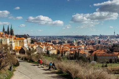 Prag, Çek Cumhuriyeti 'nin hava kartpostallı görüntüsü. Prag panoraması. Güneşli bir bahar gününde güzel bir manzara. Avrupa şehir manzarası. Kırmızı çatılar, TV kulesi, tarihi evler..