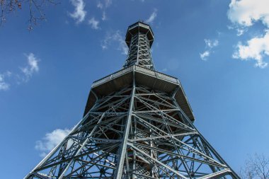 Petrin Gözcü Kulesi, Prag, Çek Cumhuriyeti. Petrin Tepesi 'nde 1891 yılında inşa edilen 63,5 metre yüksekliğindeki çelik kule. Çek başkentinin başlıca turistik merkezi.