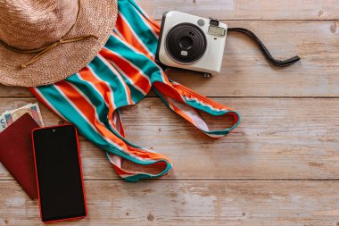 Seyahat konsepti pankartı düzlüğü. Yaz tatili için eşyalar: pasaport, bikini, şapka, para, akıllı telefon, kamera fotokopi alanı. Üst görünüm tatil kavramı. Hazırlık eğlenceli deniz yolculukları. Seyahat aksesuarları.