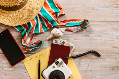 Seyahat konsepti pankartı düzlüğü. Yaz tatili için eşyalar: pasaport, bikini, şapka, para, akıllı telefon, kamera fotokopi alanı. Üst görünüm tatil kavramı. Hazırlık eğlenceli deniz yolculukları. Seyahat aksesuarları..