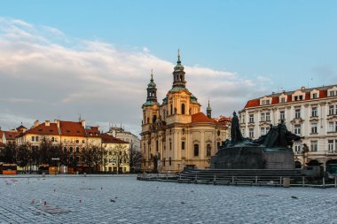 Eski Şehir Meydanı 'nda COVID-19 virüs kurbanlarının anısına 25 bin haç. Pandemikte hayat. Kilit altındayken boş şehir. Gündoğumunda tarihi, gotik tarzda binalar..