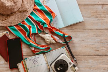 Seyahat konsepti pankartı düzlüğü. Yaz tatili için eşyalar: pasaport, mayo, şapka, para, İspanya haritası, kamera, günlük kopya alanı. En iyi tatil kavramı.