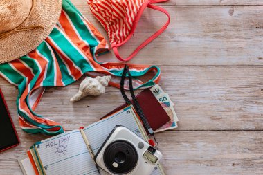 Seyahat konsepti pankartı düzlüğü. Yaz tatili için eşyalar: pasaport, mayo, şapka, para, günlük, kamera, günlük sayfası fotokopi alanı. Top view tatil kavramı..