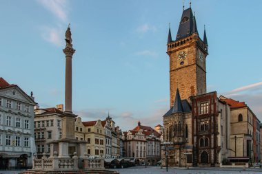Prag 'daki eski şehir meydanı, Çek Cumhuriyeti. Gündoğumu sırasında insanların olmadığı boş bir şehir tarihi, gotik tarzda binalar ve ünlü Astronomik Saat Kulesi. Güzel şehir manzarası..
