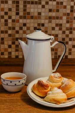 Geleneksel Paskalya yemeği kahvaltıda balla servis edilir. Tatlı maya hamurundan nefis ev yapımı sıcak çörekler, geleneksel olarak Paskalya öncesi perşembe günü Maundy 'de pişirilen CZ jidase. Bir fincan çay.