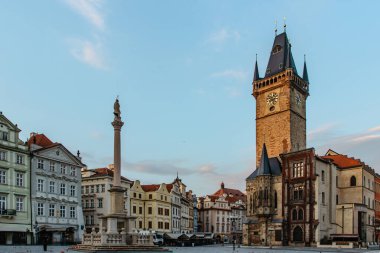 Prag 'daki eski şehir meydanı, Çek Cumhuriyeti. Gündoğumu sırasında insanların olmadığı boş bir şehir tarihi, gotik tarzda binalar ve ünlü Astronomik Saat Kulesi. Güzel şehir manzarası..