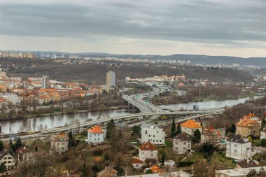 Prag, Çek Cumhuriyeti Gayrimenkul Konutları. Çek mimari manzarası yukarıdan. Panoramik şehir gökyüzü. Vltava Nehri üzerindeki Barrandov Köprüsü üzerinde trafik ve en sık kullanılan yol..