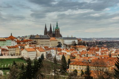 Prag Şatosu, Saint Vitus Katedrali ve Küçük Şehir 'in manzara manzarası. Çek Cumhuriyeti' nin başkenti. Avrupa şehir manzarası, ünlü turizm beldesi. Gezilerle dolu romantik bir bahar gezisi..