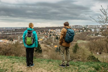 Prag şehrinin ufuk çizgisini ve Prokop Vadisi 'ni seyreden iki genç gezgin. Derin vadisiyle, yürüyüş yollarıyla, Prag panoramasıyla Çek Cumhuriyeti. Aktif şehir hayatı tarzı.