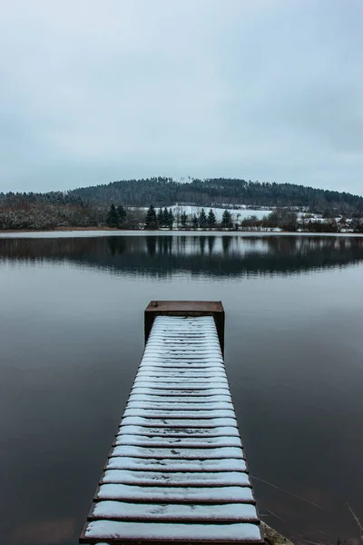 Ein Leerer Holzsteg See Der Mit Neuschnee Bedeckt Ist Winterteich — Stockfoto