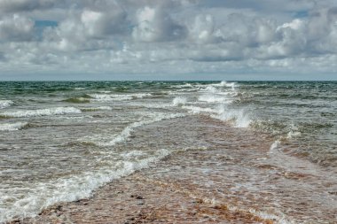 Baltık Denizi 'nde güneşli bir yaz günü metin seyahat acentesi için fotokopi alanı. Wandelust seyahat geçmişi. Su enerjisinin geçişi. Soğuk deniz, dalgalar ve kumlu çakıl taşı sahili manzarası. Estonya kıyıları.