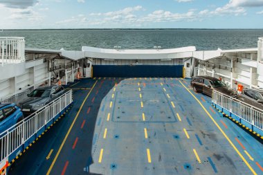 Feribot, denizden geçen arabaları taşıyor. Ulaşım, kargo, lojistik, teslimat ve seyahat kavramı. Vapur ve yolcuları diğer tarafa aktarıyor. Tatile gidiyorum..