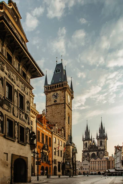 Prag Daki Eski Şehir Meydanı Çek Cumhuriyeti Gündoğumu Sırasında Insanların — Stok fotoğraf