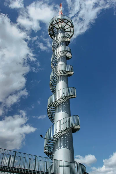 位于捷克共和国伊格尔 奥里克 诺维赫拉德克村附近的西贝尼克山上的现代放风塔 最初的风力发电厂的柱子被用作了望塔的基地 — 图库照片
