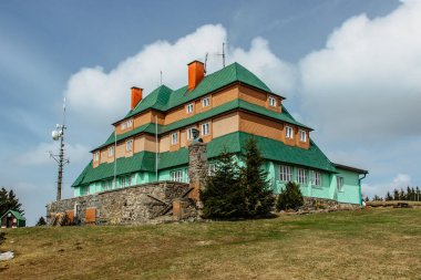 Serlich tepesindeki Turist Masaryk dağ evi denizden 1019 metre yukarıda, Orlicke dağları, Çek Cumhuriyeti. Konaklama ve restoran sunuyor. Doğada güzel bir hafta sonu tatili. Çekya 'da dağ oteli..