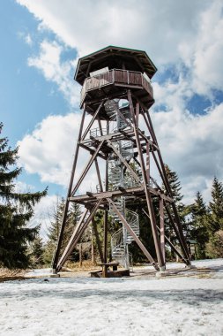 Çek Cumhuriyeti, Orlicke Dağları 'ndaki Anensky Tepesi' nde bulunan tahta gözetleme kulesi. Gözetleme kulesinin merdiveni, metal basamakları ve meşe platformlu inşaat. Çek turizm merkezi..
