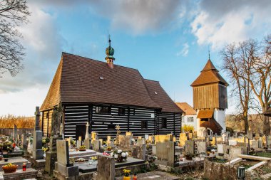 16. yüzyılda Çek Cumhuriyeti 'nin Slavonov köyünde Rönesans çan kulesi inşa edilmiş eski mezarlık ve ahşap Aziz John Kilisesi. Turistler tarafından ziyaret edilen popüler anıt. Kırsal mimari.