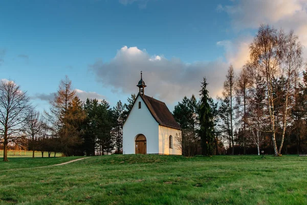 チェコ共和国オルリケ山脈のロホール村とボフダシン村と呼ばれる巡礼地に近い小さな白い礼拝堂春の田舎のカトリック教会宗教的な瞑想の背景 — ストック写真