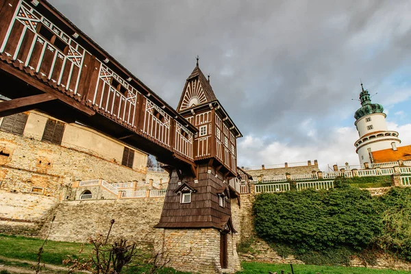 Oude Gesneden Houten Jurkovic Brug Met Charmante Kasteel Toren Nove — Stockfoto