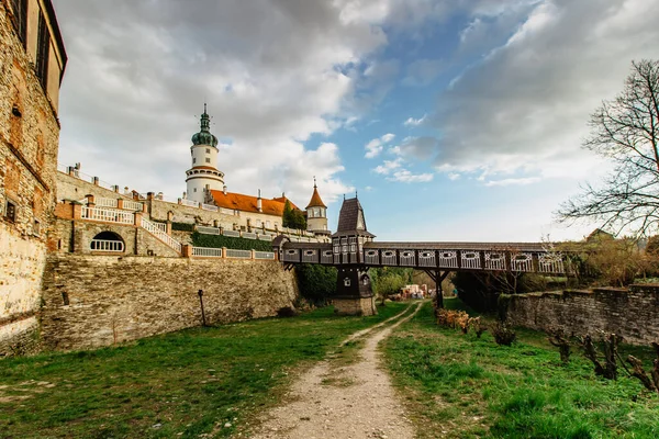 Stary Rzeźbiony Drewniany Most Jurkovic Urokliwą Wieżą Zamkową Nove Mesto — Zdjęcie stockowe