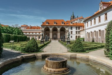 Wallenstein, Valdstejn, Bahçe Barok tarzında inşa edildi. Parlemento Senatosu, Prag, Çek Cumhuriyeti koltuğu. Prag Kalesi manzaralı romantik bahar yürüyüşü.