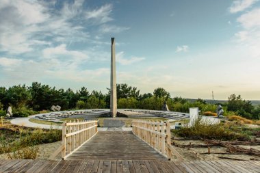 Açık havada, Nida, Curonian Spit, Litvanya yakınlarındaki Parnidis kumulunda duran güneş saati takvimi. Dekoratif granit heykel, doğal anıt, Baltık 'ta popüler turistik cazibe..