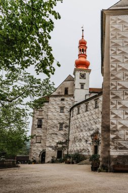 Nachod, Çek Cumhuriyeti - 23 Mayıs 2021. Beş bahçeli güzel bir kale. Erken Barok ve Rönesans şatosu. Gözlem kulesi, duvar önü duvar süsü. Çek popüler turizm merkezi..