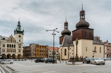 Nachod, Çek Cumhuriyeti - 23 Mayıs 2021. Masaryk Meydanı, New Town Hall ve iki çan kulesi olan ortaçağ St. Lawrence Kilisesi ile şehir merkezi. Çek popüler turizm merkezi ve anıtı.